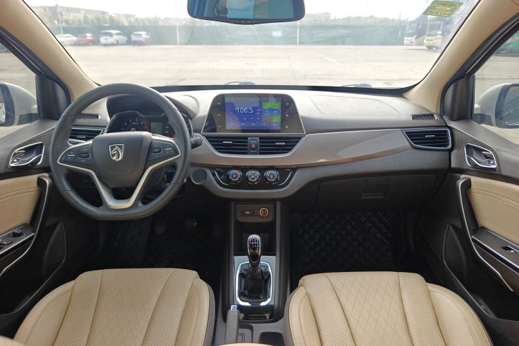 Used Baojun 310W 2017 1.5L Manual Fashion Edition China VI Interior 2