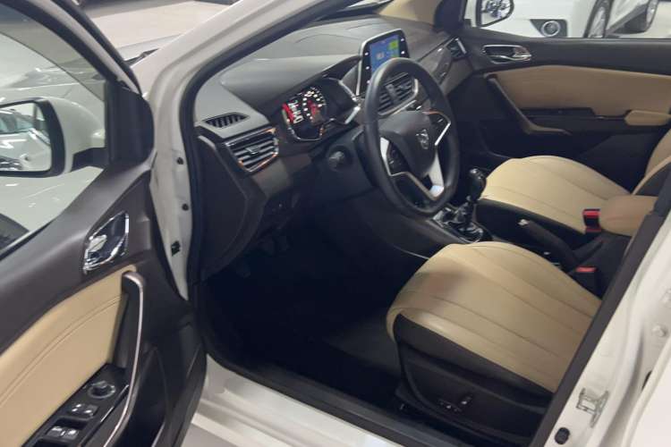 Used Baojun 310W 2017 1.5L Manual Luxury Edition China V Interior 2