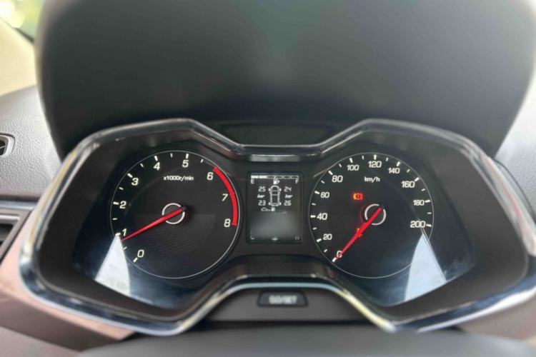 Used Baojun 310W 2017 1.5L Manual Fashion Model China V Interior 2