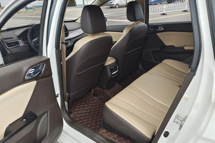 Used Baojun 310W 2017 1.5L Manual Fashion Model China V Interior 2
