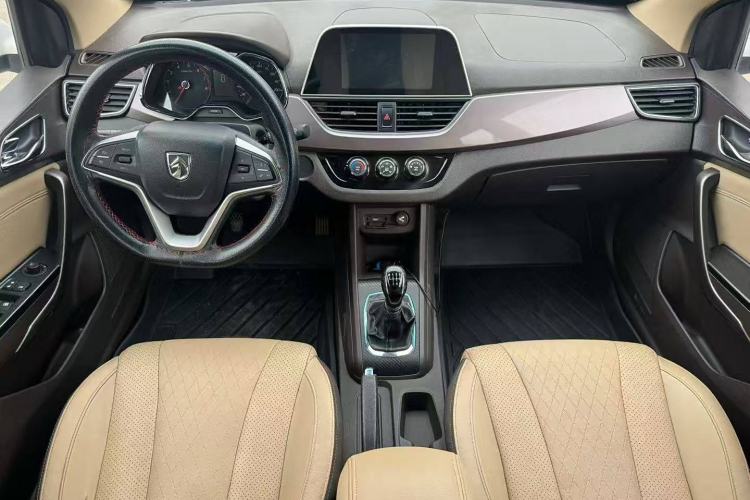 Used Baojun 310W 2017 1.5L Manual Fashion Edition China VI Interior 2