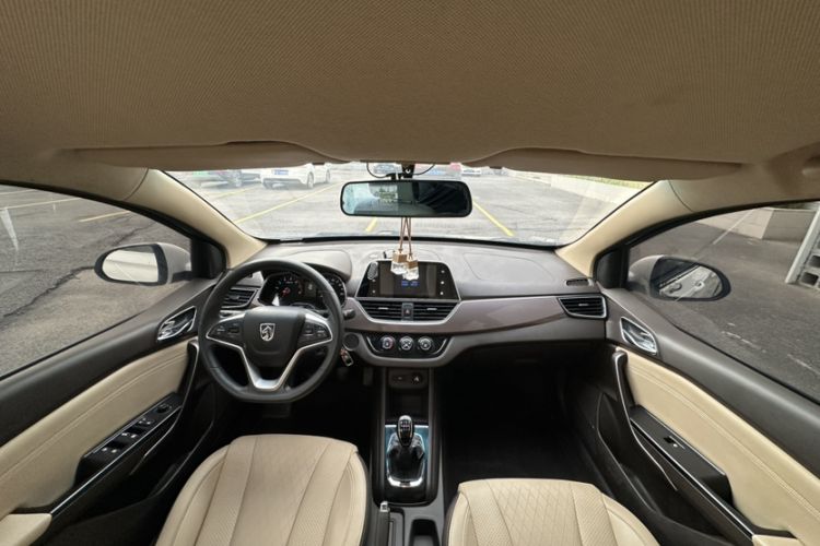 Used Baojun 310W 2017 1.5L Manual Fashion Edition China VI Interior 2