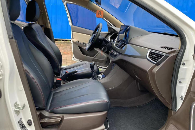 Used Baojun 310W 2017 1.5L Manual Comfort Version China VI Emission Standard Interior 2