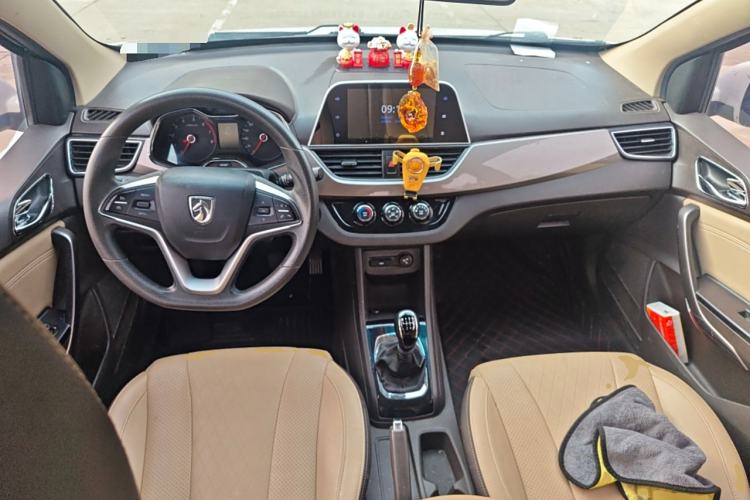 Used Baojun 310W 2017 1.5L Manual Fashion Edition China VI Interior 2