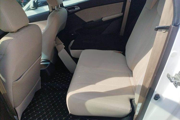 Used Baojun 310W 2017 1.5L Manual Comfort Version China VI Emission Standard Interior 3