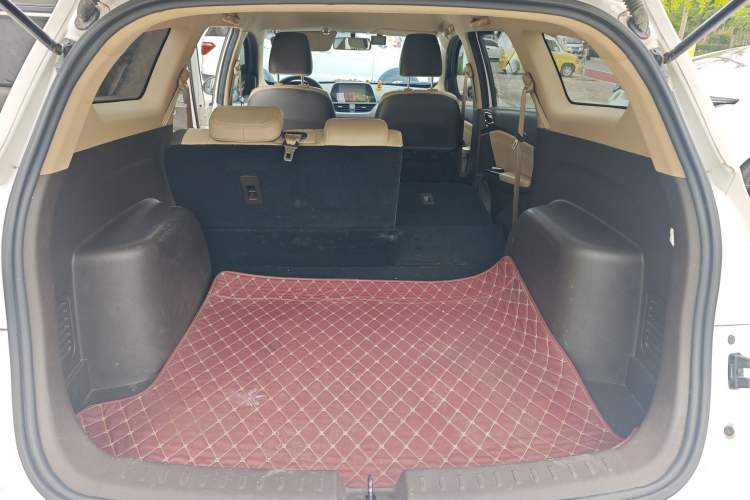 Used Baojun 310W 2017 1.5L Manual Fashion Model China V Interior 3