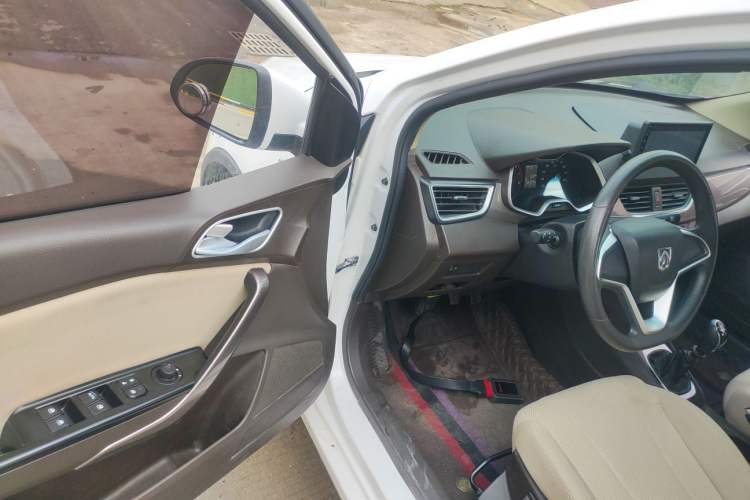 Used Baojun 310W 2017 1.5L Manual Comfort Version China V Interior 3