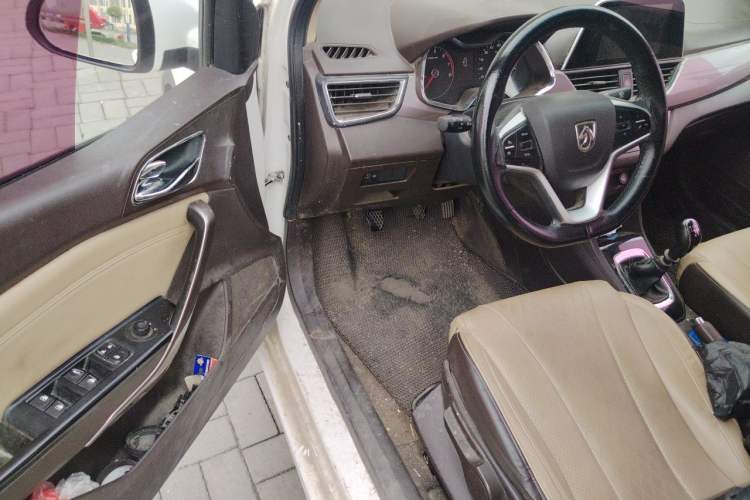 Used Baojun 310W 2017 1.5L Manual Fashion Model China V Interior 3
