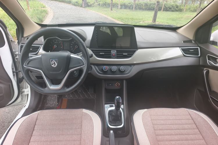 Used Baojun 310W 2017 1.5L Manual Comfort Version China VI Emission Standard Interior 3