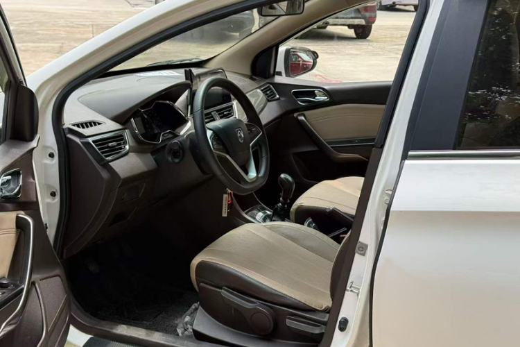 Used Baojun 310W 2017 1.5L Manual Fashion Model China V Interior 3