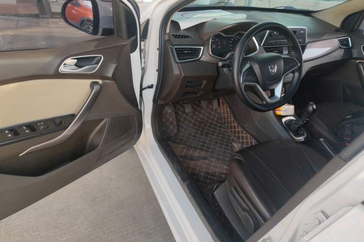Used Baojun 310W 2017 1.5L Manual Comfort Version China VI Emission Standard Interior 3