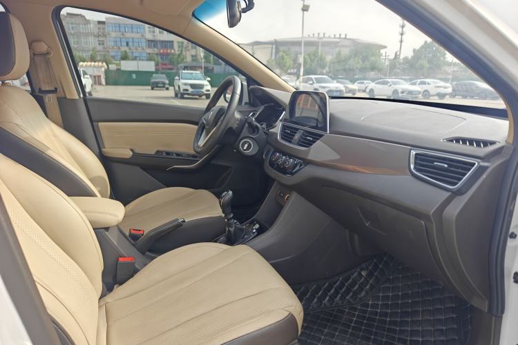 Used Baojun 310W 2017 1.5L Manual Fashion Edition China VI Interior 3