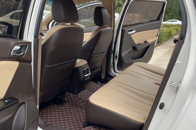Used Baojun 310W 2017 1.5L Manual Fashion Edition China VI Interior 3