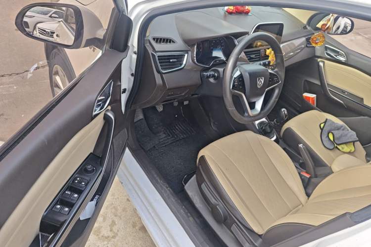 Used Baojun 310W 2017 1.5L Manual Fashion Edition China VI Interior 3