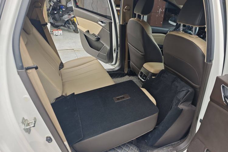 Used Baojun 310W 2017 1.5L Manual Fashion Model China V Interior 4