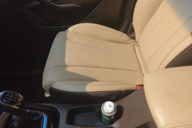 Used Baojun 310W 2017 1.5L Manual Fashion Model China V Interior 4