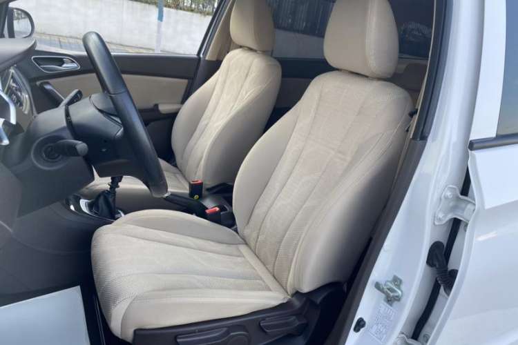 Used Baojun 310W 2017 1.5L Manual Comfort Version China VI Emission Standard Interior 4
