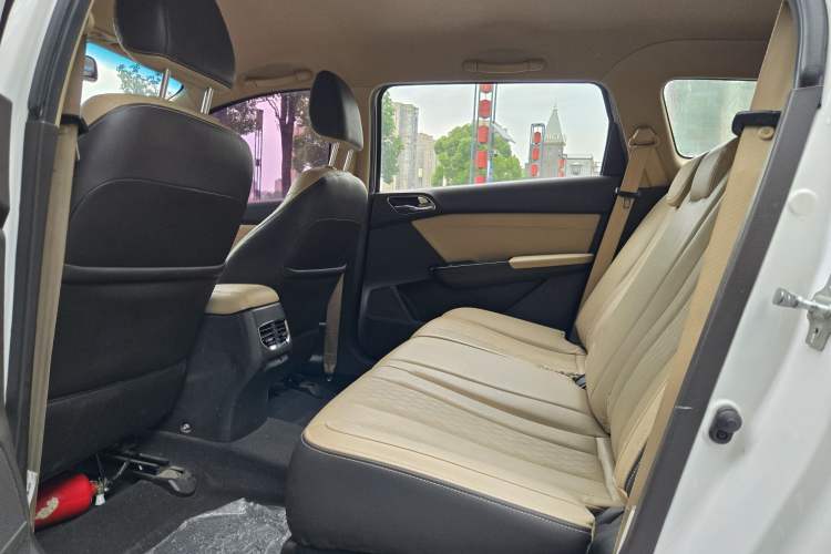 Used Baojun 310W 2017 1.5L Manual Fashion Model China V Interior 4