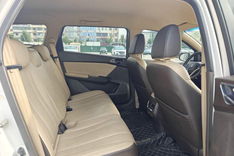 Used Baojun 310W 2017 1.5L Manual Fashion Edition China VI Interior 4
