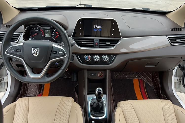 Used Baojun 310W 2017 1.5L Manual Fashion Edition China VI Interior 4