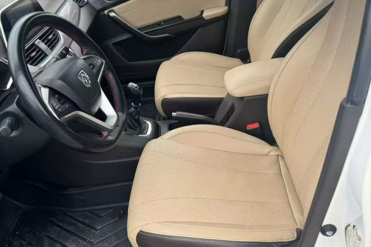 Used Baojun 310W 2017 1.5L Manual Fashion Edition China VI Interior 4