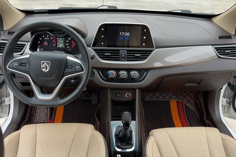 Used Baojun 310W 2017 1.5L Manual Fashion Model China V Interior 4