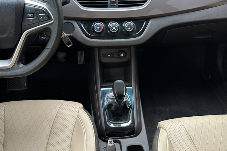 Used Baojun 310W 2017 1.5L Manual Fashion Edition China VI Interior 4