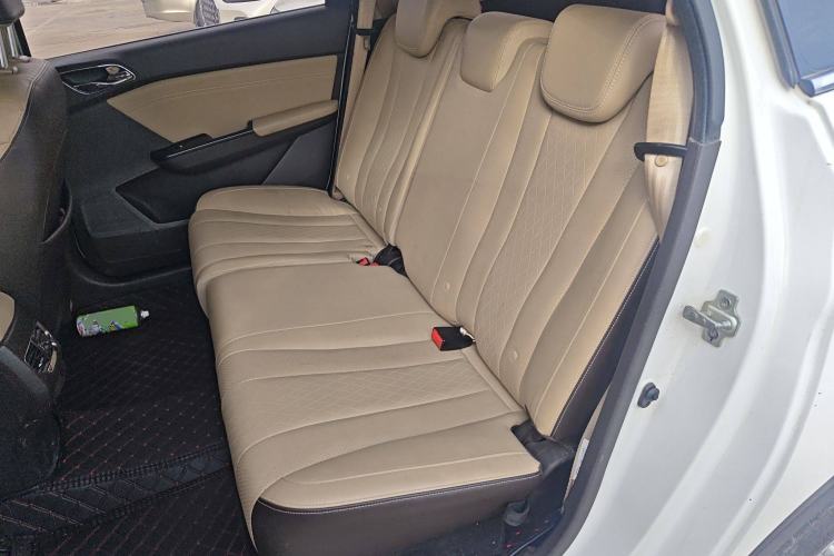 Used Baojun 310W 2017 1.5L Manual Fashion Edition China VI Interior 4