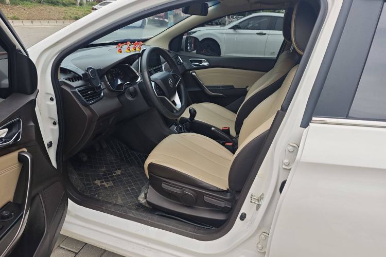 Used Baojun 310W 2017 1.5L Manual Fashion Model China V Interior 5