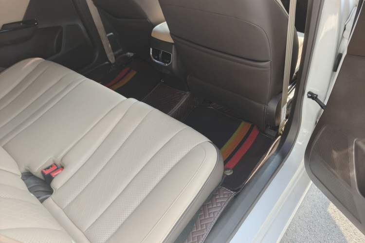Used Baojun 310W 2017 1.5L Manual Fashion Model China V Interior 5
