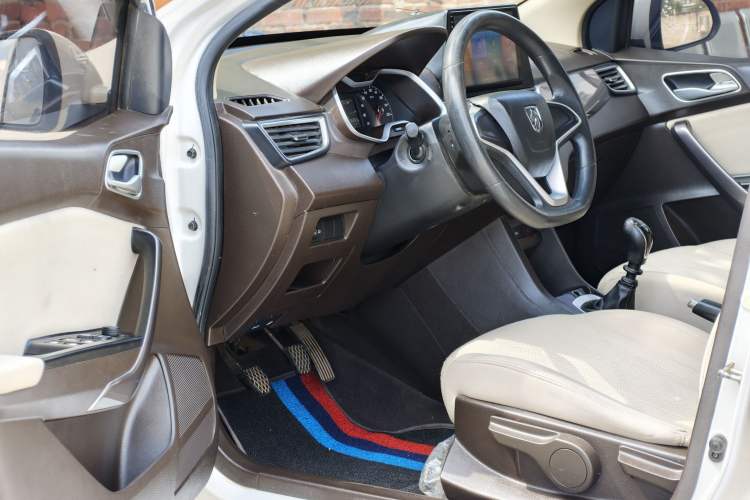 Used Baojun 310W 2017 1.5L Manual Comfort Version China V Interior 5