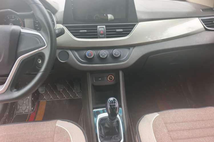 Used Baojun 310W 2017 1.5L Manual Comfort Version China VI Emission Standard Interior 5