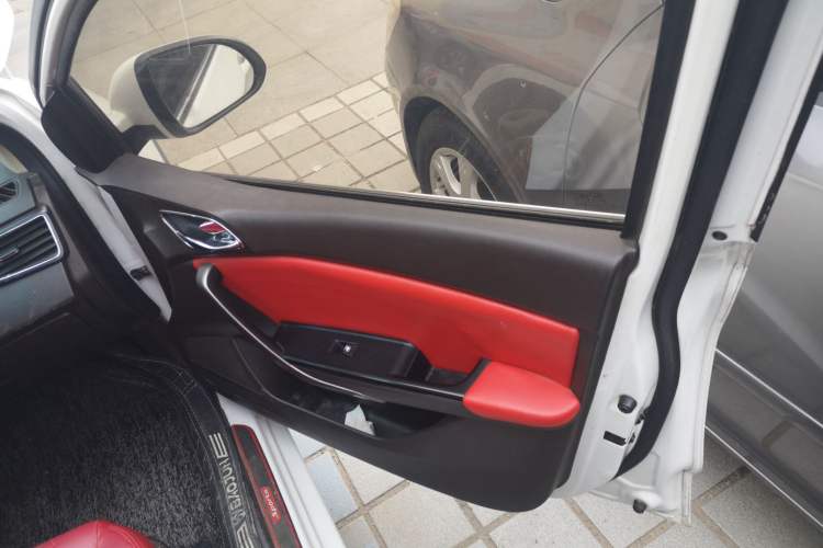 Used Baojun 310W 2017 1.5L Manual Fashion Model China V Interior 5