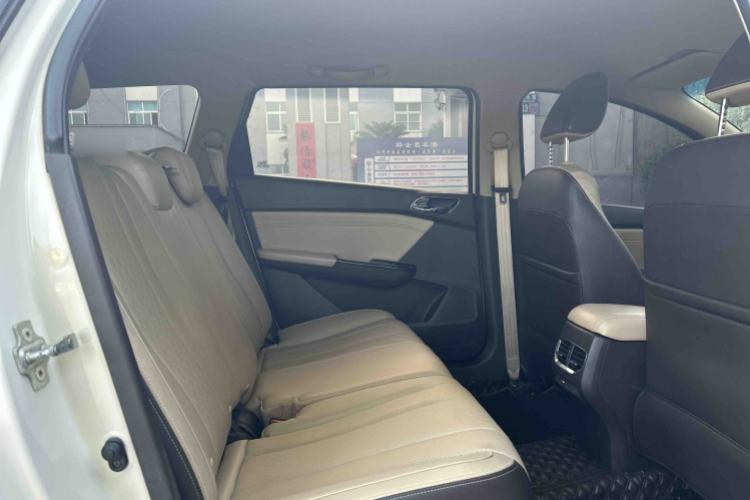 Used Baojun 310W 2017 1.5L Manual Fashion Model China V Interior 5