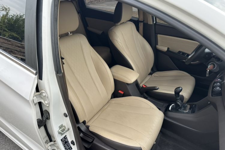 Used Baojun 310W 2017 1.5L Manual Fashion Edition China VI Interior 5
