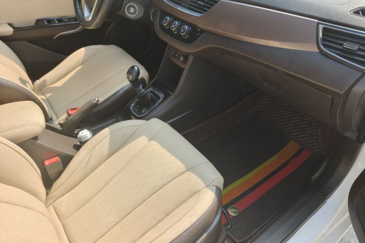 Used Baojun 310W 2017 1.5L Manual Fashion Model China V Interior 6