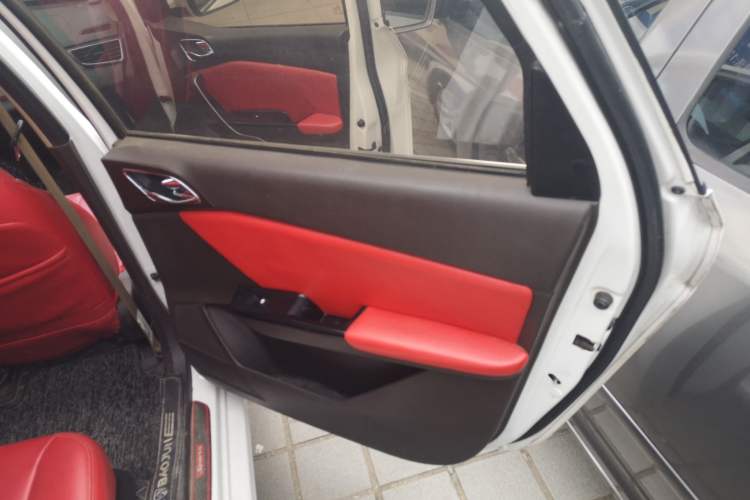 Used Baojun 310W 2017 1.5L Manual Fashion Model China V Interior 6