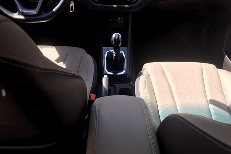 Used Baojun 310W 2017 1.5L Manual Fashion Model China V Interior 6