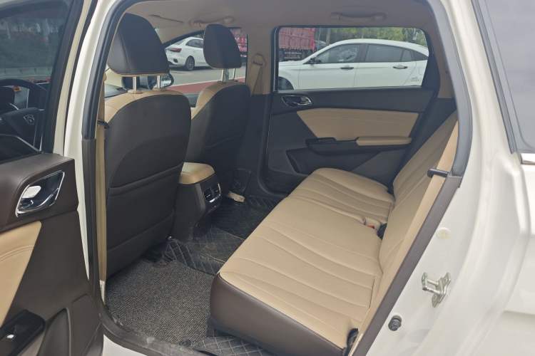 Used Baojun 310W 2017 1.5L Manual Fashion Model China V Interior 7