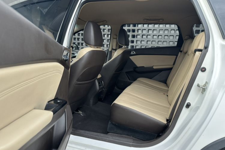 Used Baojun 310W 2017 1.5L Manual Fashion Edition China VI Interior 7