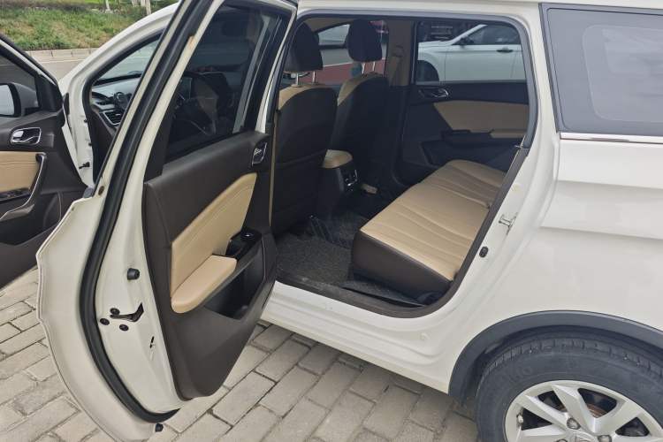 Used Baojun 310W 2017 1.5L Manual Fashion Model China V Interior 8