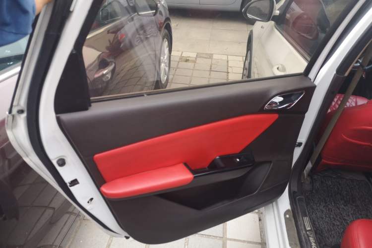 Used Baojun 310W 2017 1.5L Manual Fashion Model China V Interior 8