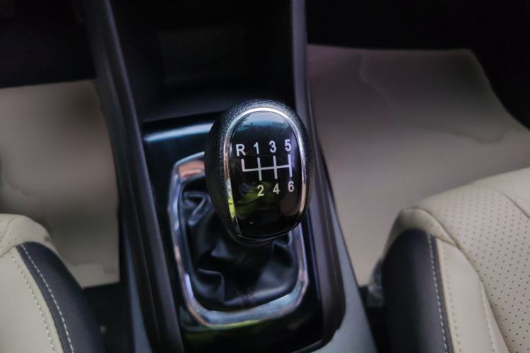 Used Baojun 310W 2017 1.5L Manual Fashion Model China V Interior 9