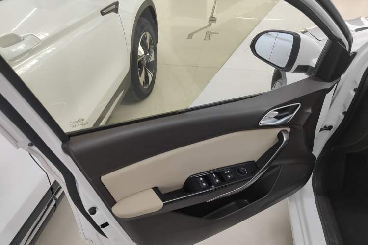 Used Baojun 310W 2017 1.5L Manual Comfort Version China VI Emission Standard Left Front Door Interior