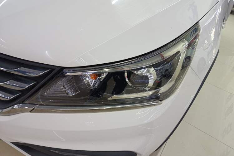 Used Baojun 310W 2017 1.5L Manual Comfort Version China V Left Front Headlight