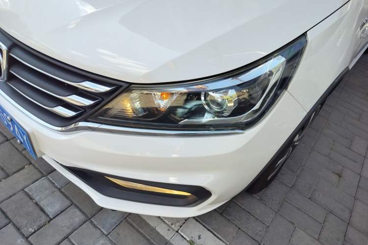 Used Baojun 310W 2017 1.5L Manual Comfort Version China V Left Front Headlight