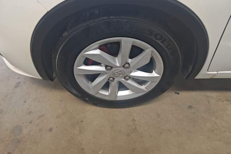 Used Baojun 310W 2017 1.5L Manual Fashion Model China V Left Front Wheel Hub