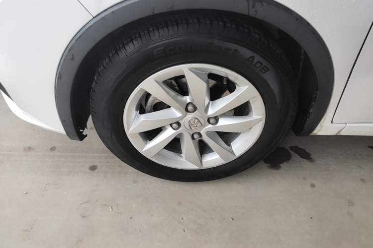 Used Baojun 310W 2017 1.5L Manual Fashion Model China V Left Front Wheel Hub