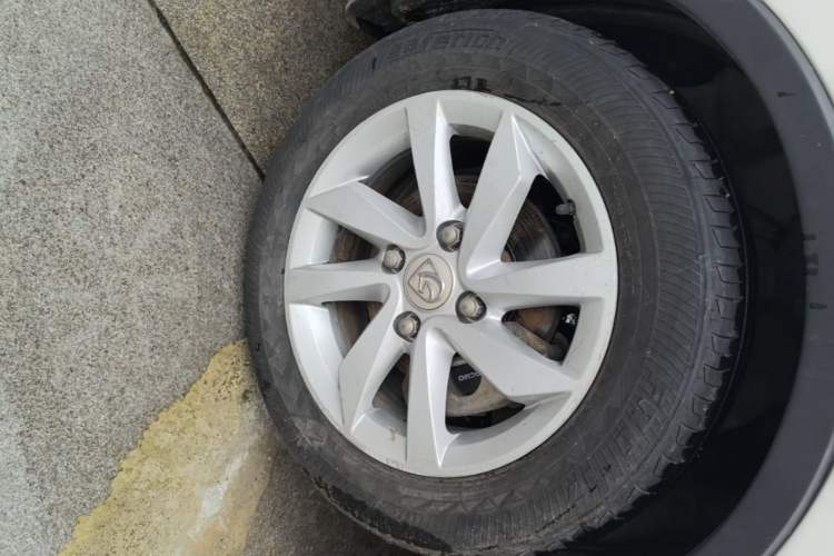 Used Baojun 310W 2017 1.5L Manual Fashion Model China V Left Front Wheel Hub