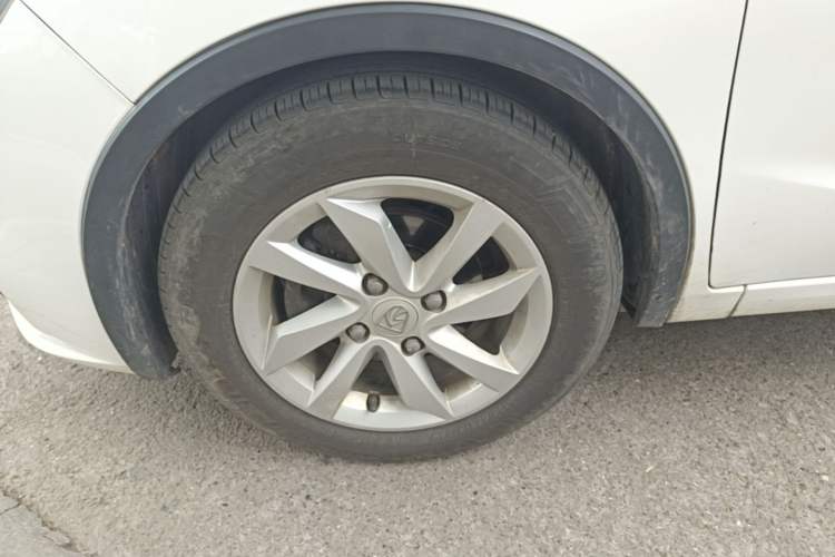 Used Baojun 310W 2017 1.5L Manual Fashion Model China V Left Front Wheel Hub
